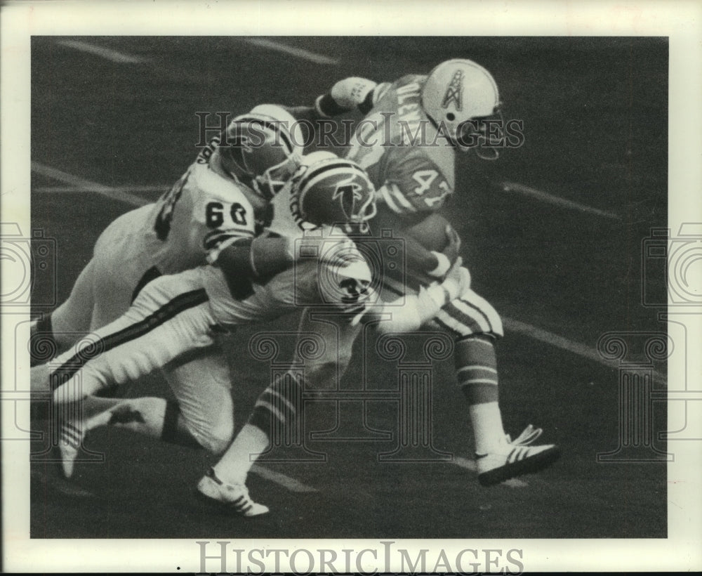 1976 Press Photo Houston Oilers&#39; Ronnie Coleman drags Falcons inside the five.- Historic Images