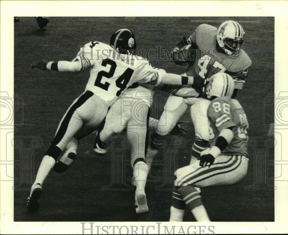 1977 Press Photo Houston Oilers Ronnie Coleman eludes the Steelers defense.- Historic Images