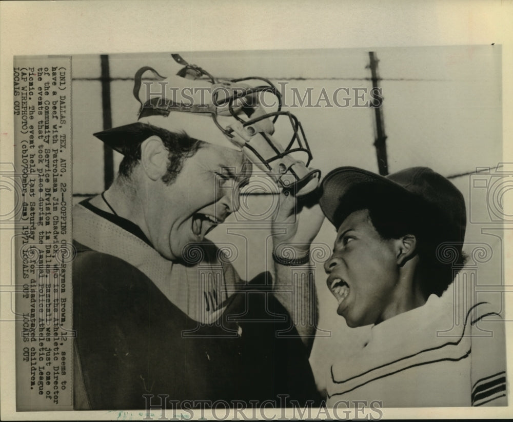 1971 Press Photo Raymon Brown, beefs at umpire at Police Athletic League picniic- Historic Images