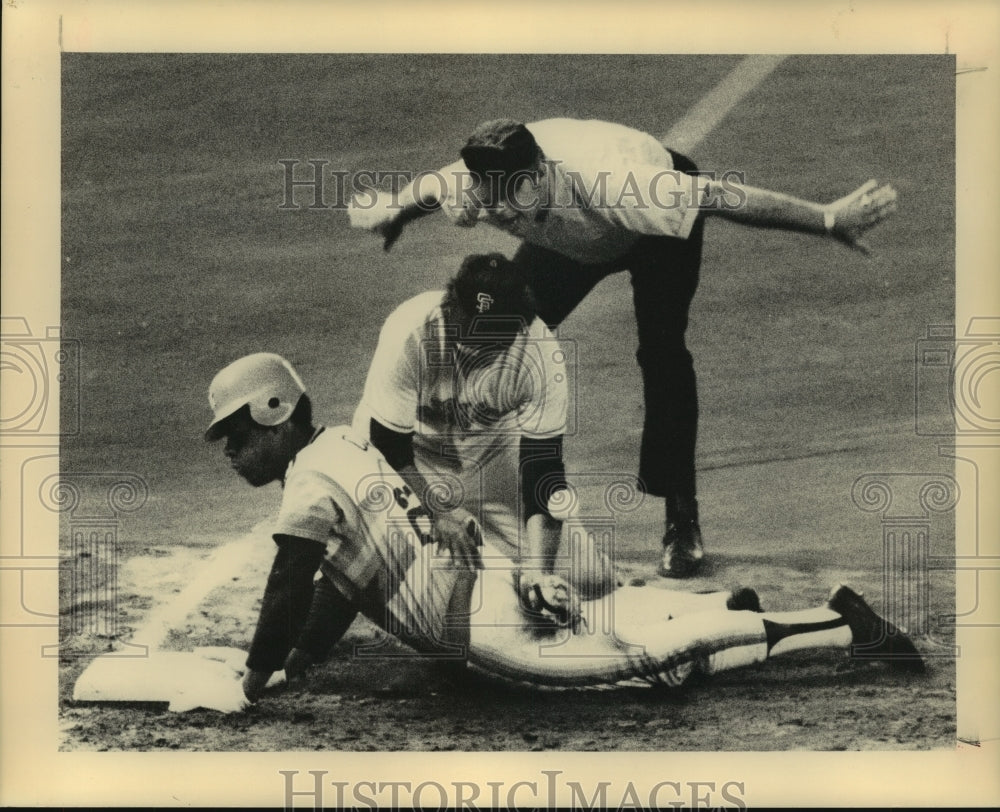 1975 Press Photo Houston Astros&#39; Cesar Cedeno slides safely into third base.- Historic Images