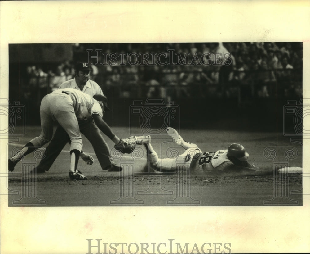 1980 Press Photo Housotn Astros&#39; Cesar Cedeno out at first after run down- Historic Images