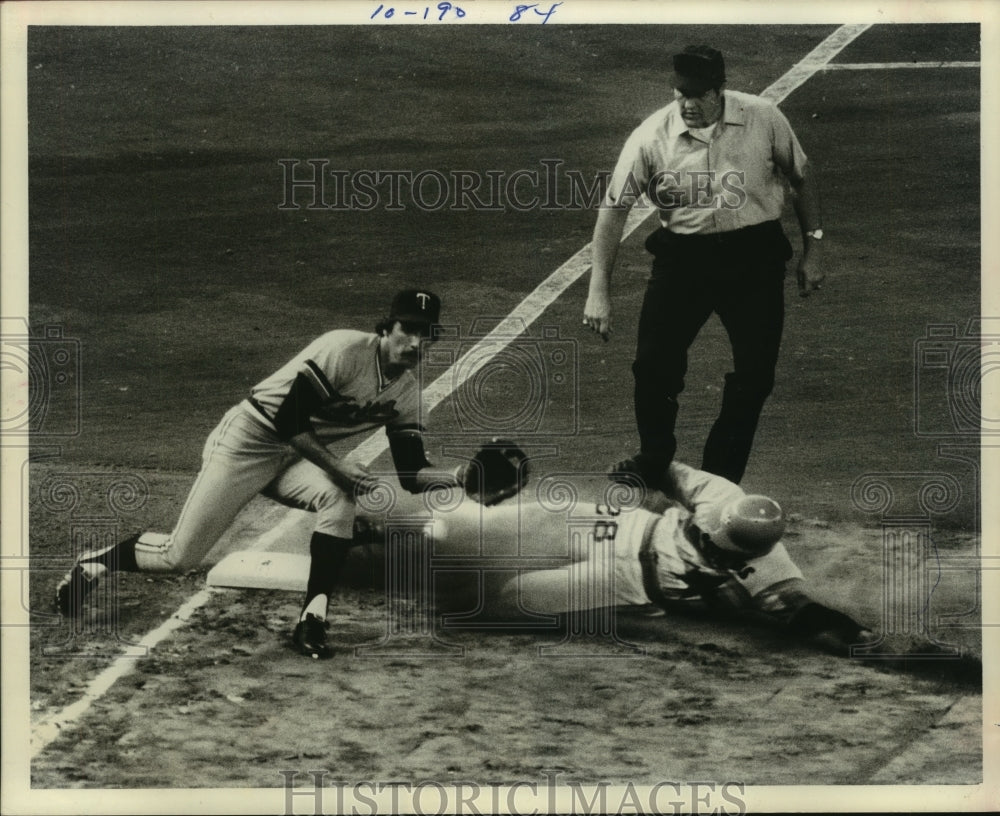 1980 Press Photo Houston Astros&#39; Cesar Cedeno steals third base in first inning.- Historic Images