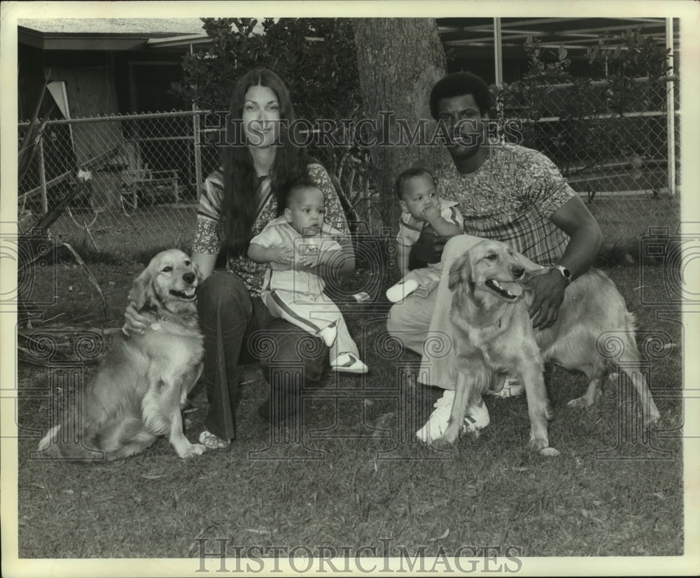 1977 Press Photo Houston Astros' outfielder Cesar Cedeno and family - hcs03987- Historic Images