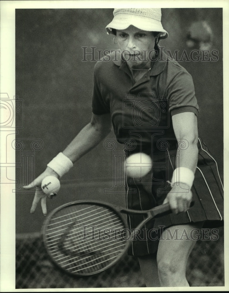 1985 Press Photo Arlene Cohen of Orinda, CA. hits backhand in women&#39;s 45 Singles- Historic Images