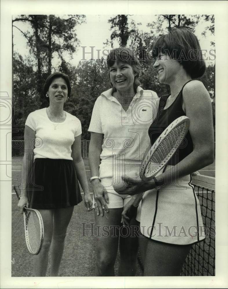 1977 Press Photo Tennis player Arlene Cohen chats with friends at Racquet Club- Historic Images