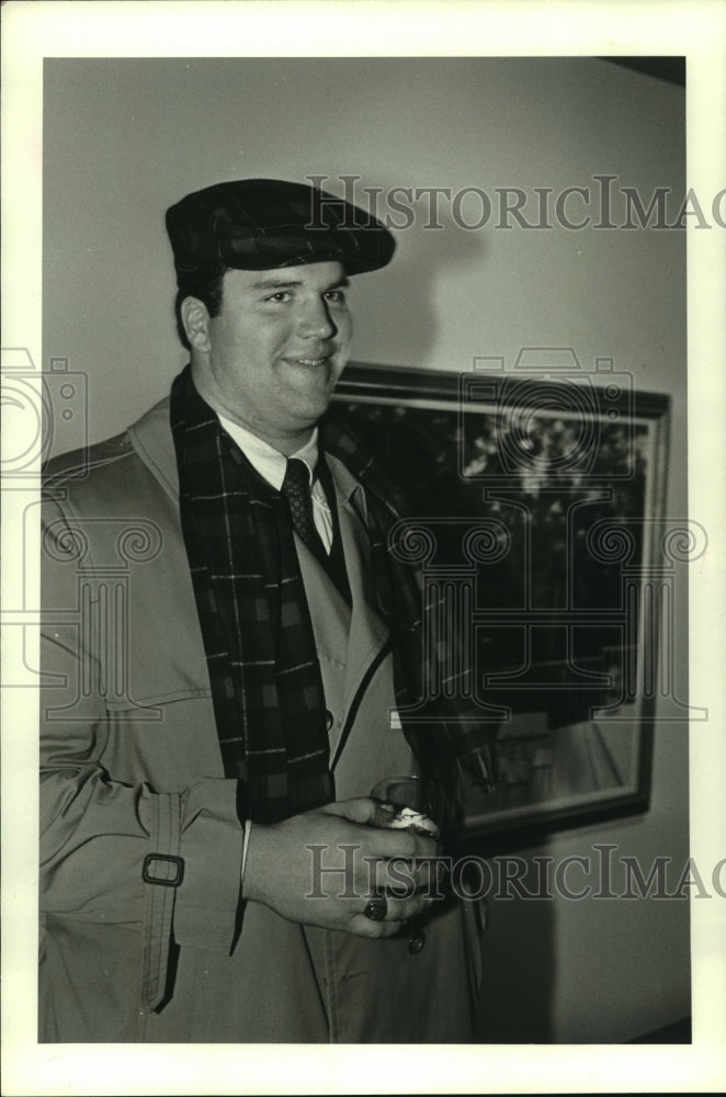 1985 Press Photo St. Louis Cardinal offensive guard Doug Dawson at art opening.- Historic Images