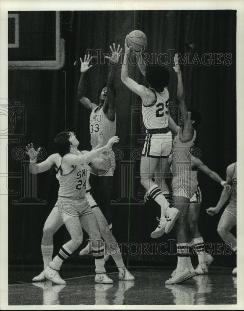 Press Photo Rice University&#39;s Elbert Darden leaps for a jump shot against SMU.- Historic Images