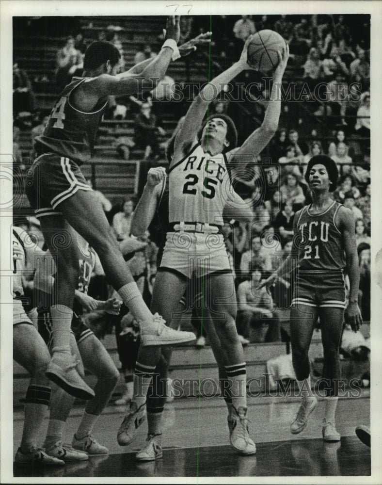 1978 Press Photo Rice University&#39;s Elbert Darden grabs a rebound against TCU.- Historic Images