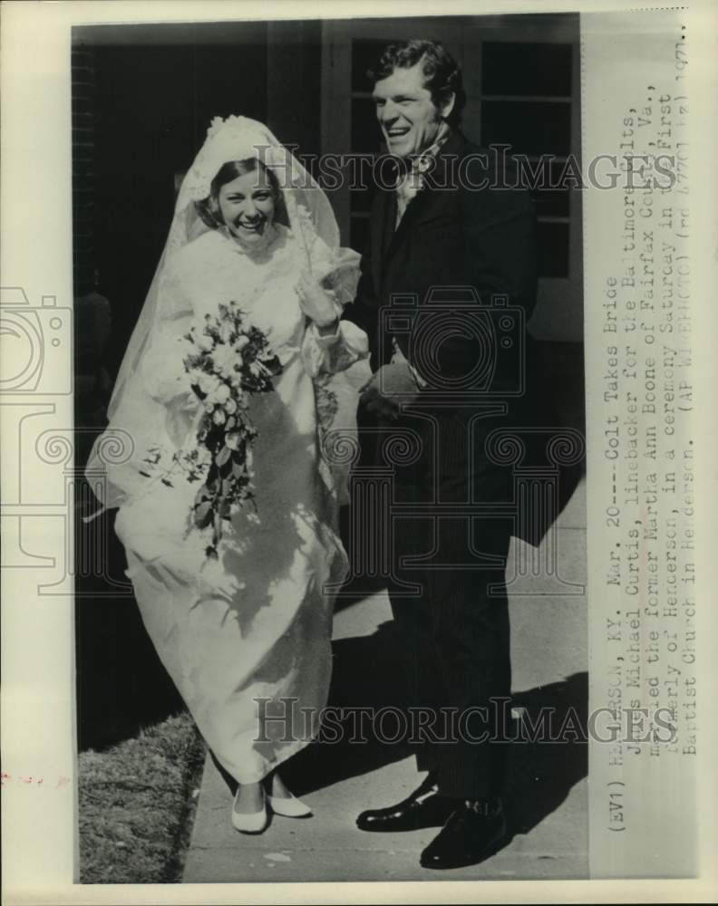 1971 Press Photo Colts&#39; James Michael Curtis weds Martha Boone in Henderson, KY- Historic Images