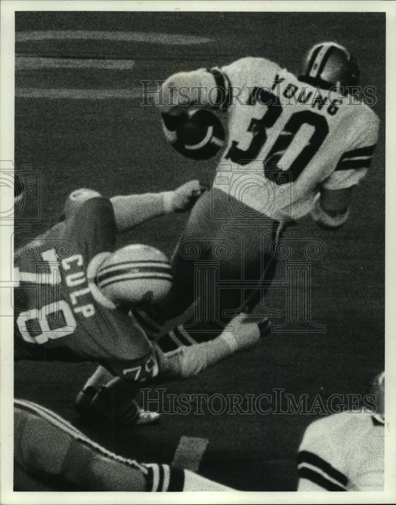 Press Photo Houston Oiler&#39;s Curley Culp attempts to tackle Dallas&#39; Young.- Historic Images