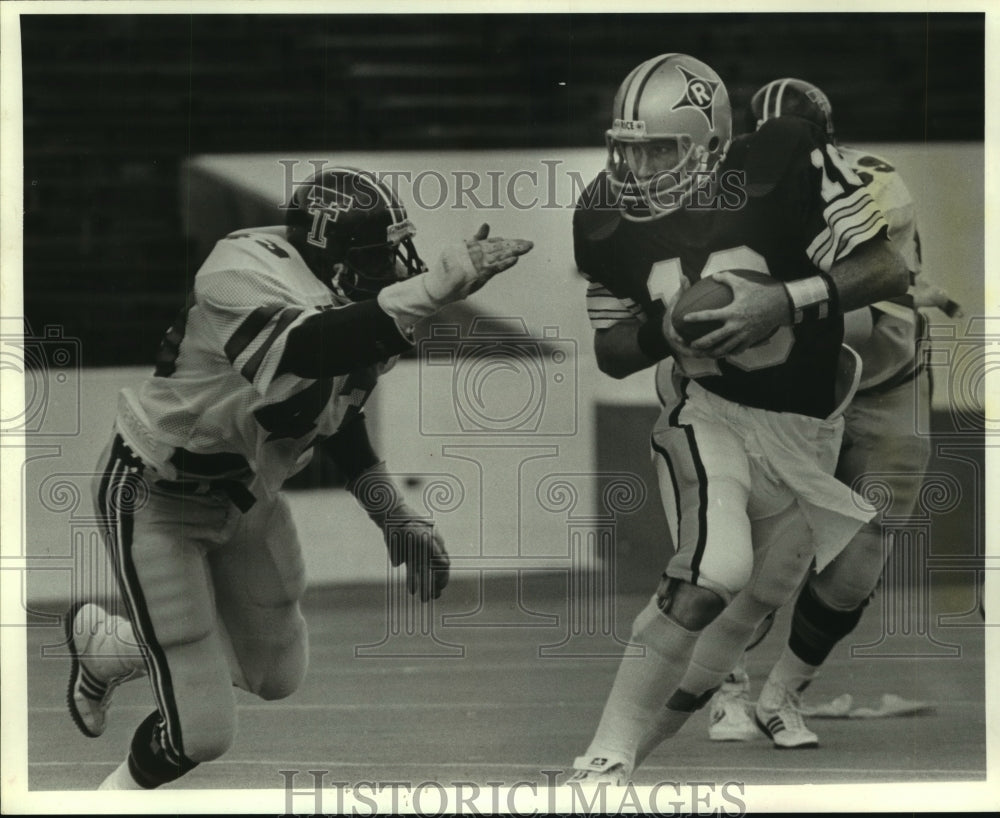 1984 Press Photo Rice University&#39;s quarterback Mark Comalander eludes defender.- Historic Images