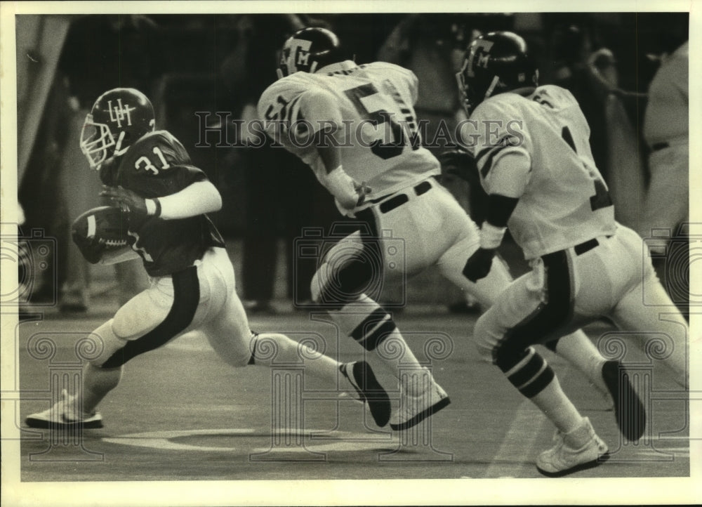 1982 Press Photo Houston's Orsby Crenshaw runs ball around end against Texas A&M- Historic Images
