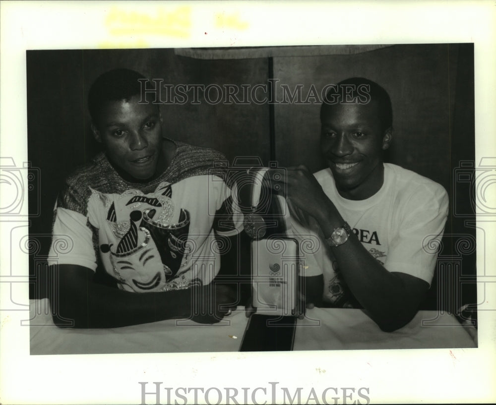 1988 Press Photo Carl Lewis and Joe DeLoach display 200-meter Olympic gold medal- Historic Images