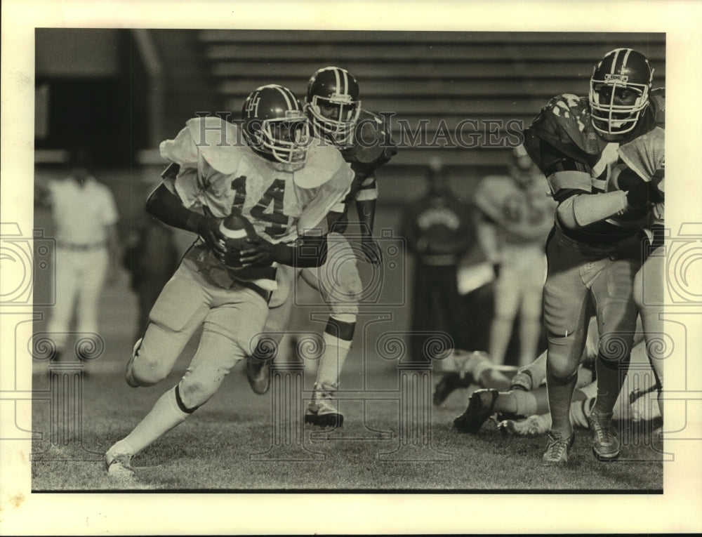 1983 Press Photo University of Houston quarterback Gerry Dickens evades defense.- Historic Images