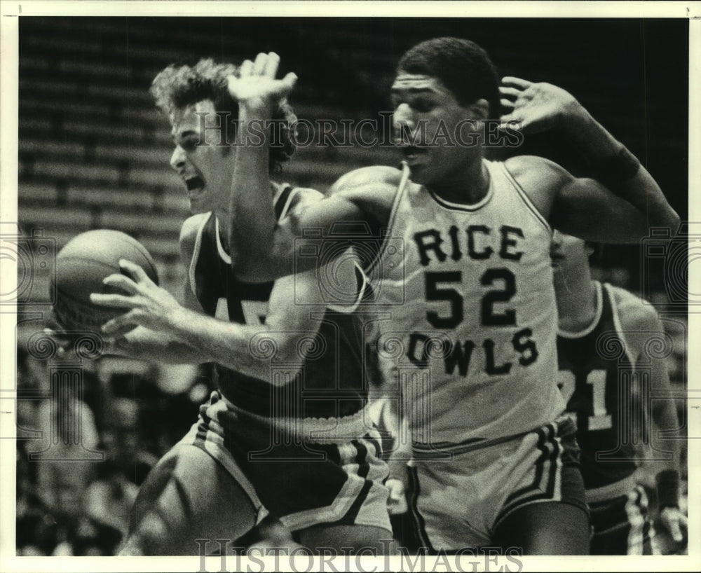 1983 Press Photo Austin College&#39;s Dave Hancock bowls by Rice&#39;s Terrence Cashaw- Historic Images