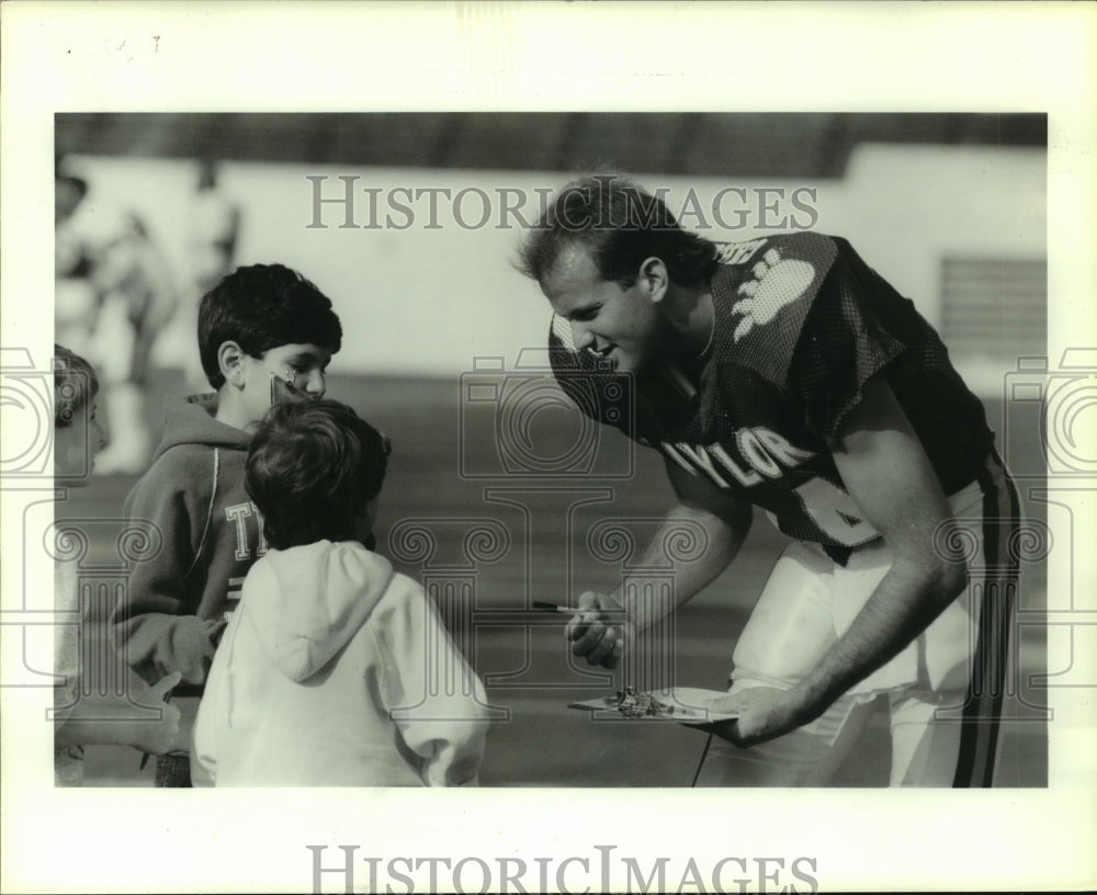 1986 Press Photo Baylor University&#39;s quarterback takes time to sign autographs- Historic Images