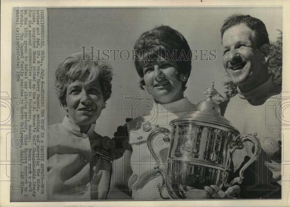 1970 Press Photo Donna Caponi poses with her parents after winning in Muskogee- Historic Images