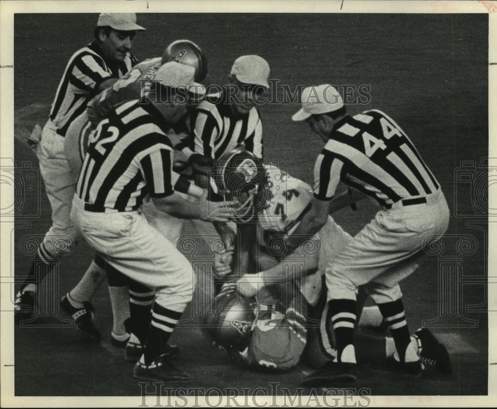 1969 Press Photo Referees break up fight between Denver&#39;s Mike Current and Oiler- Historic Images