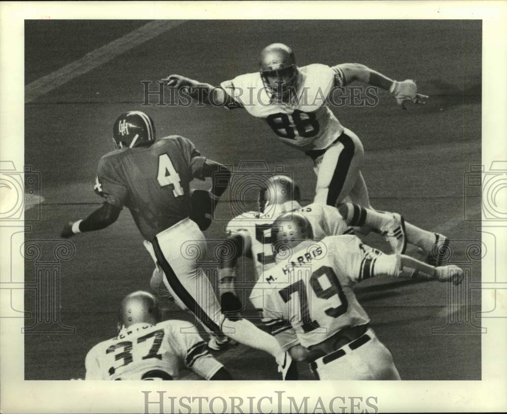 1978 Press Photo Houston&#39;s Danny Davis runs past his opponents during game- Historic Images