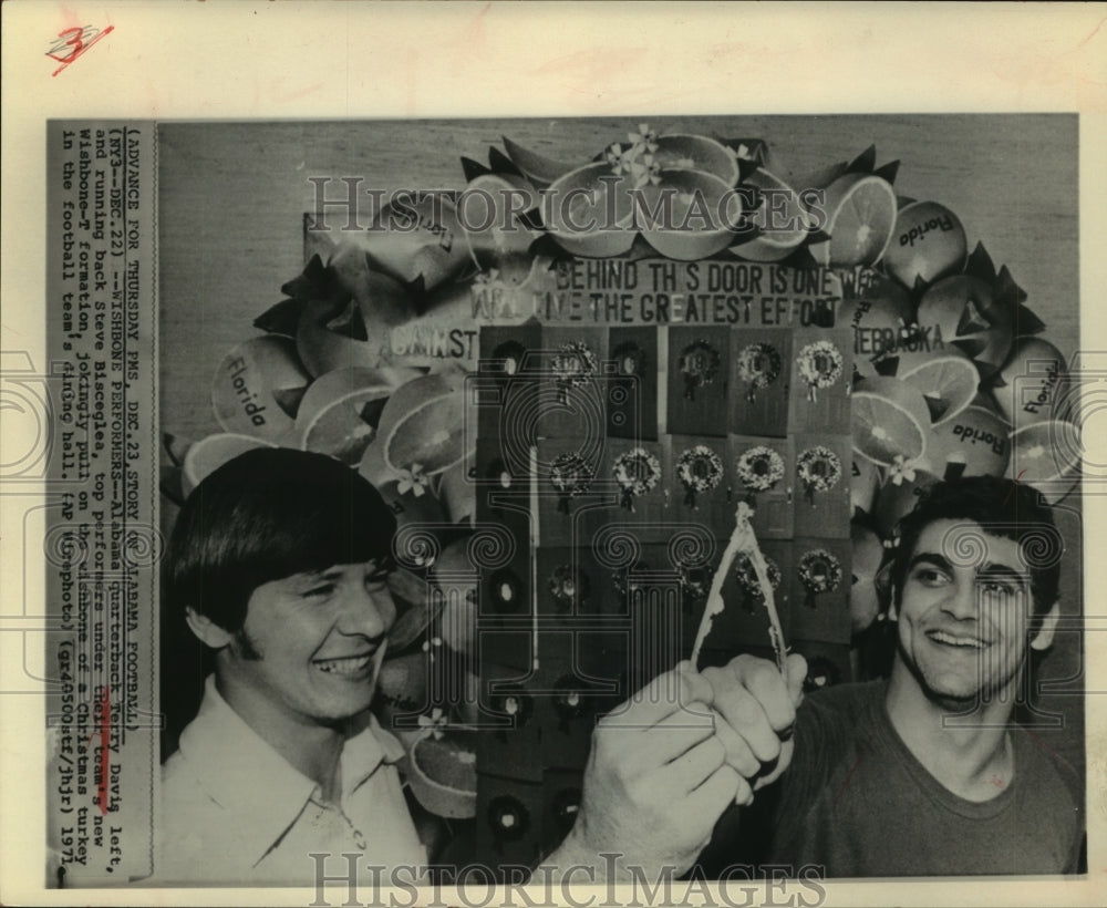1971 Press Photo University of Alabama football stars pull wishbone at dinner- Historic Images