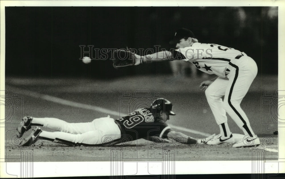 1989 Press Photo Chicago Cubs&#39; Doug Dascenzo dives back into first base.- Historic Images