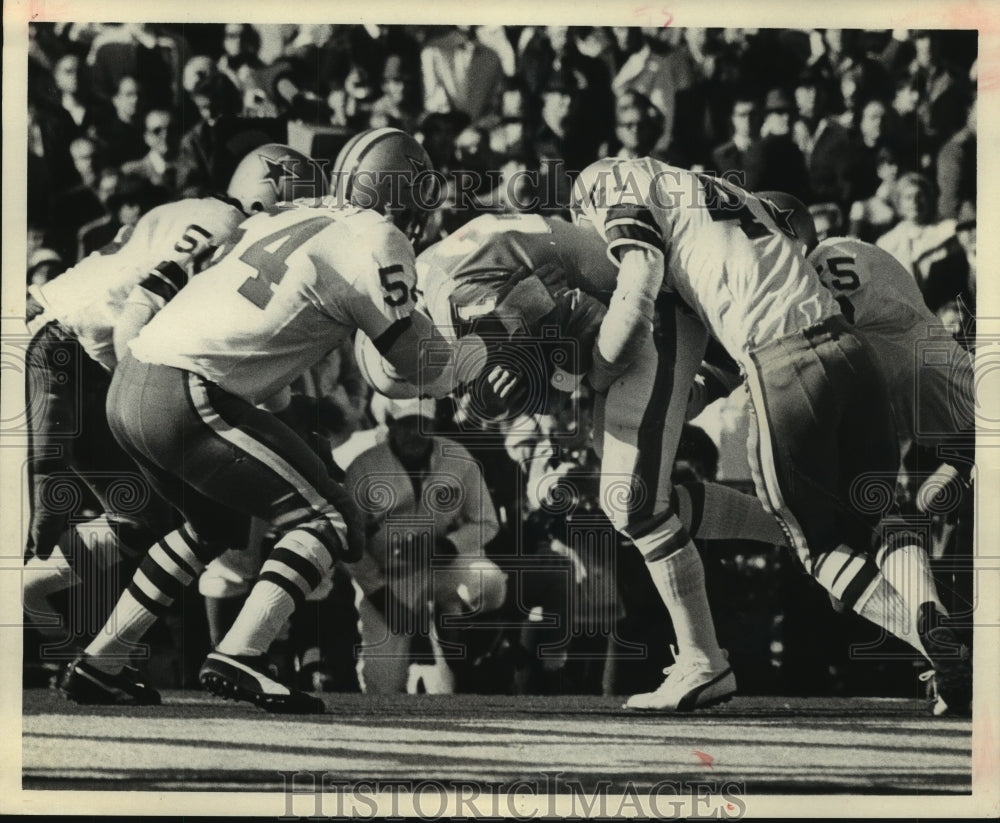 1972 Press Photo Dallas Cowboys&#39; defense stops a Miami Dolphins ball carrier.- Historic Images