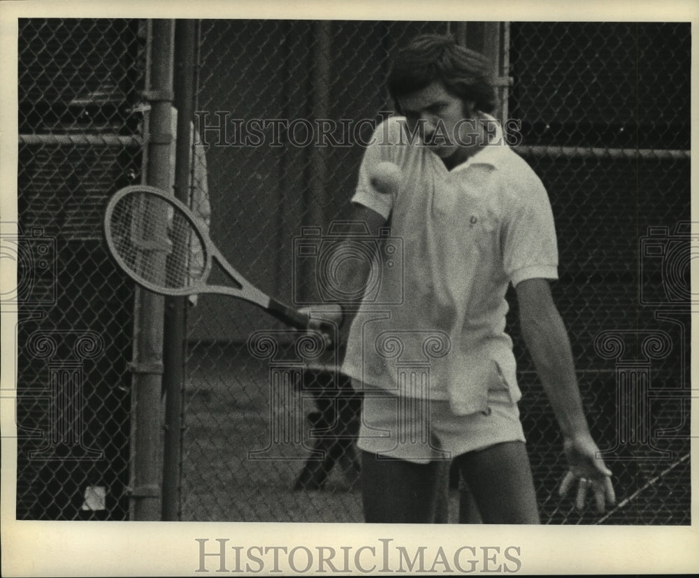 1973 Press Photo Professional Tennis player Tony Dawson hits a forehand.- Historic Images