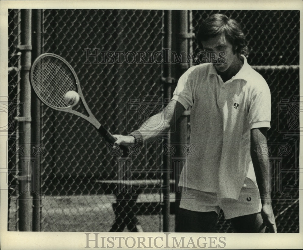 1973 Press Photo Professional Tennis player Tony Dawson hits a forehand.- Historic Images