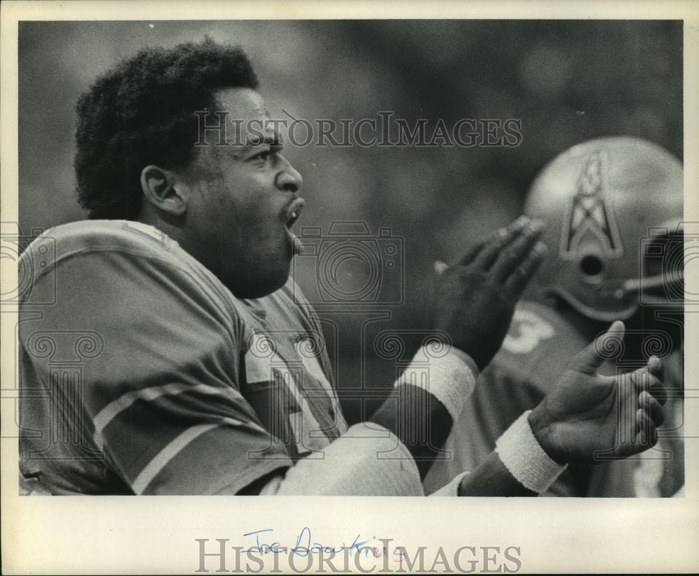 1970 Press Photo Houston Oilers&#39; Joe Dawkins cheers for team from sideline.- Historic Images