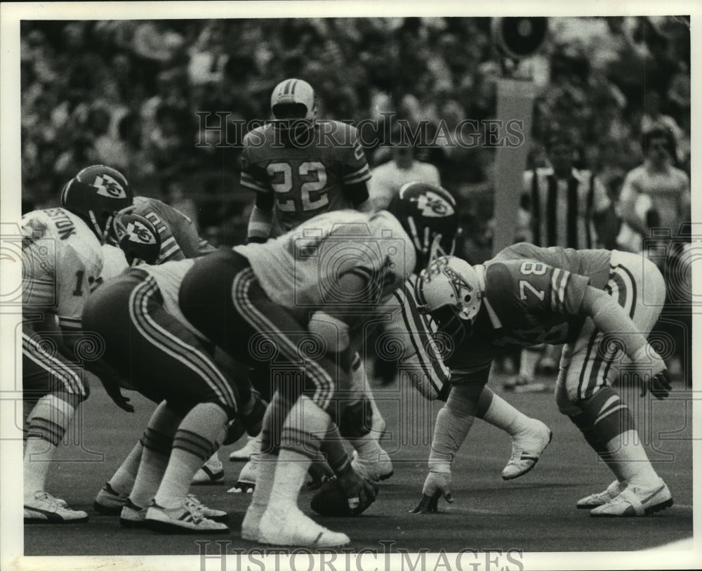 1977 Press Photo Houston Oilers&#39; Curley Culp squares off against Kansas City- Historic Images