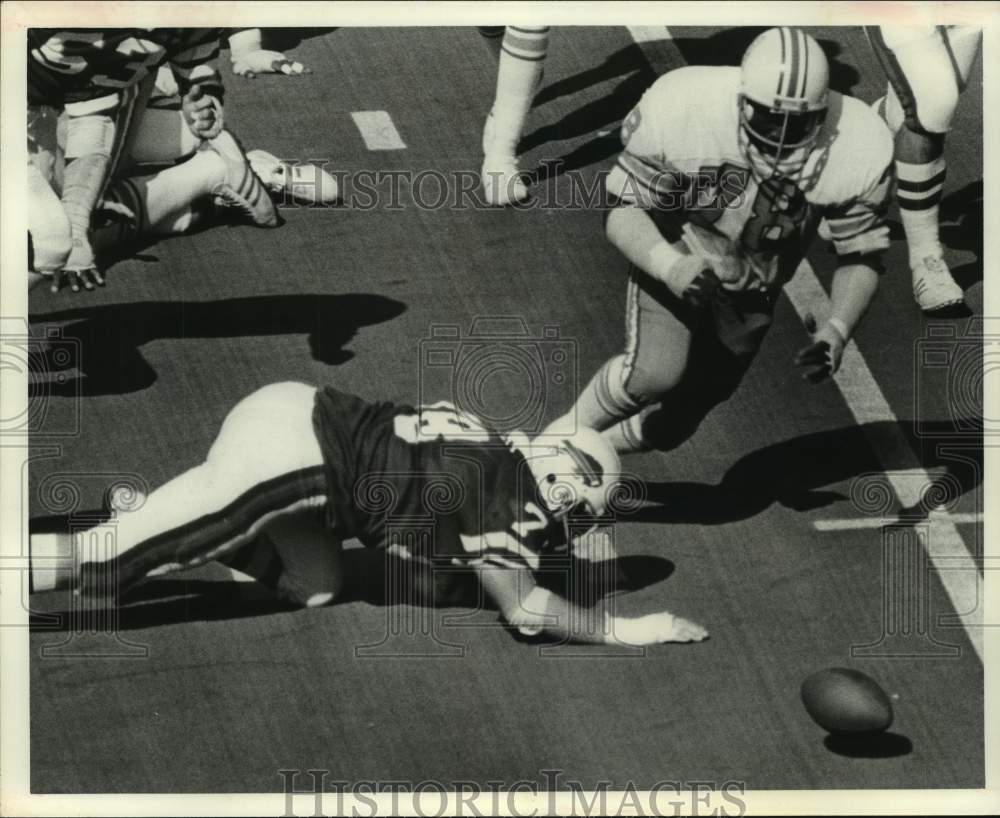 1975 Press Photo Curley Culp fumbles during football game - hcs04318- Historic Images