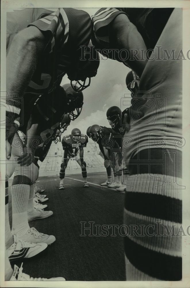 1982 Press Photo Trey Feigle in huddle for Memorial High School during scrimmage- Historic Images