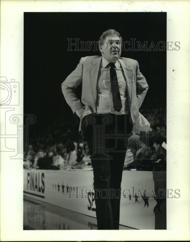 1986 Press Photo Houston Rockets head basketball coach Bill Fitch paces sideline- Historic Images
