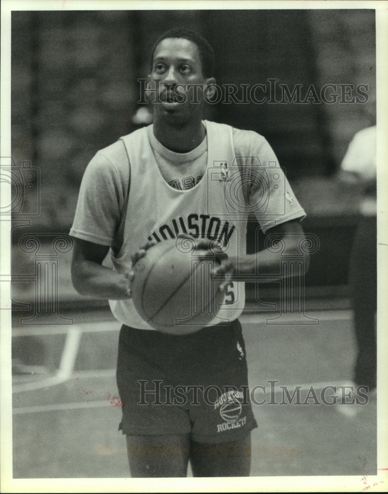 1988 Press Photo Houston Rockets Eric &quot;Sleepy&quot; Floyd eyes free throw at practice- Historic Images