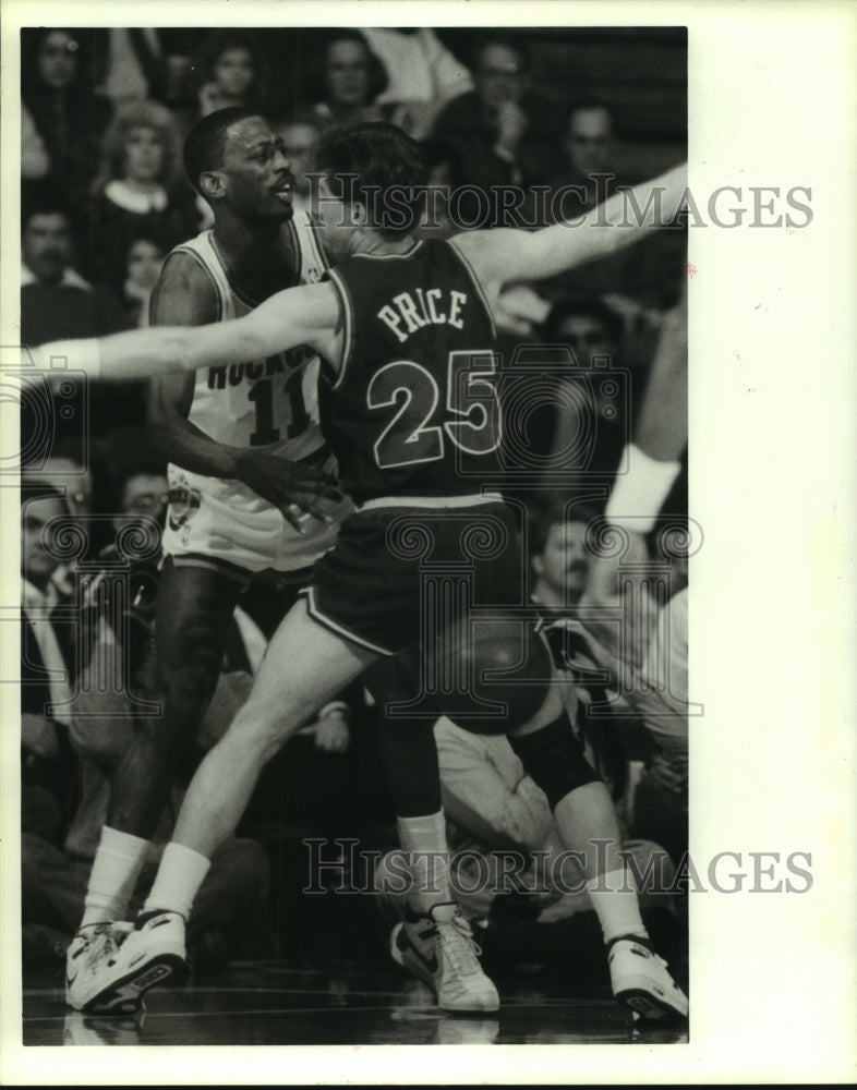 1988 Press Photo Houston Rockets&#39; Sleepy Floyd passes around Mark Price.- Historic Images