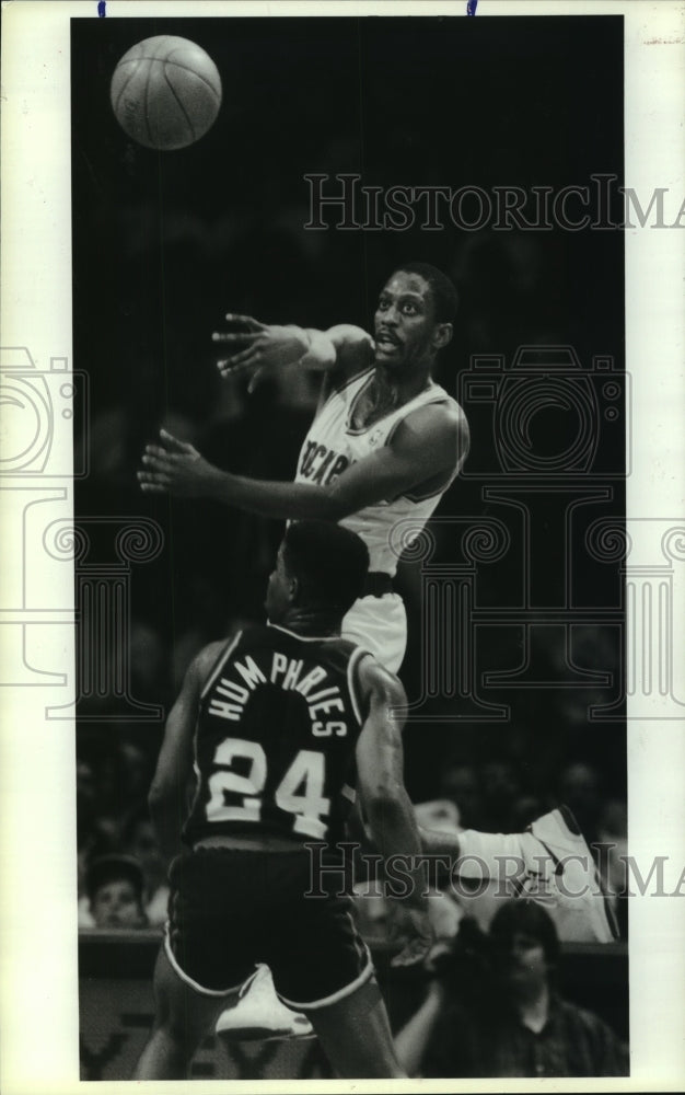 1990 Press Photo Houston Rockets&#39; Sleepy Floyd&#39;s quick pass by Milwaukee defense- Historic Images