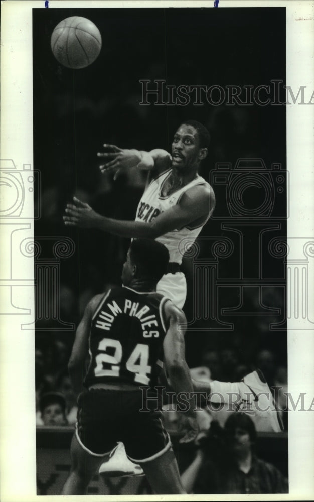 1990 Press Photo Houston Rockets' Sleepy Floyd's quick pass by Milwaukee defense- Historic Images