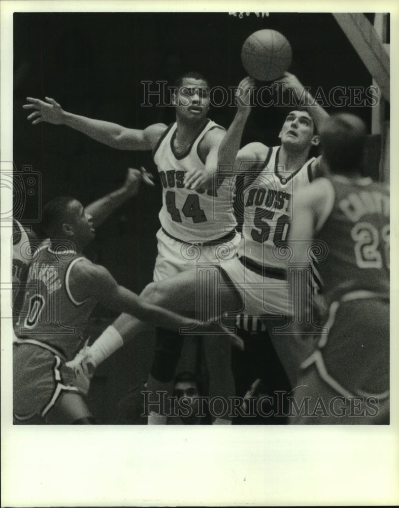 1988 Press Photo University of Houston&#39;s Drewnick and Russell jump for rebound- Historic Images