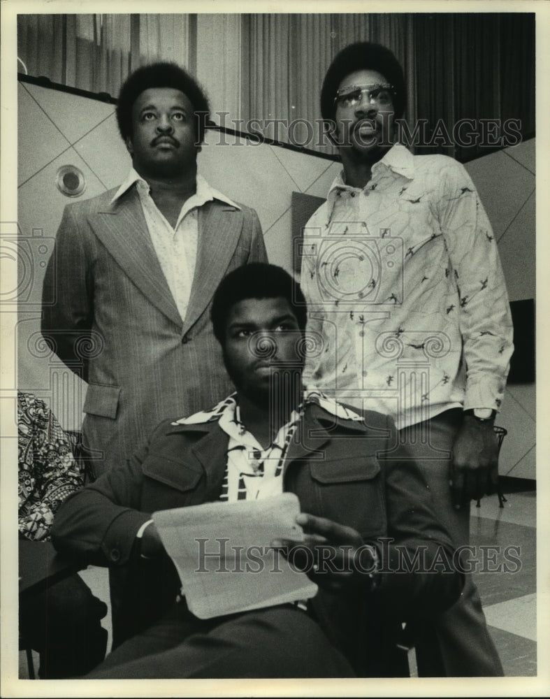 1975 Press Photo Emmet Edwards, Kansas and Cornelius Walker, Rice with agent Day- Historic Images