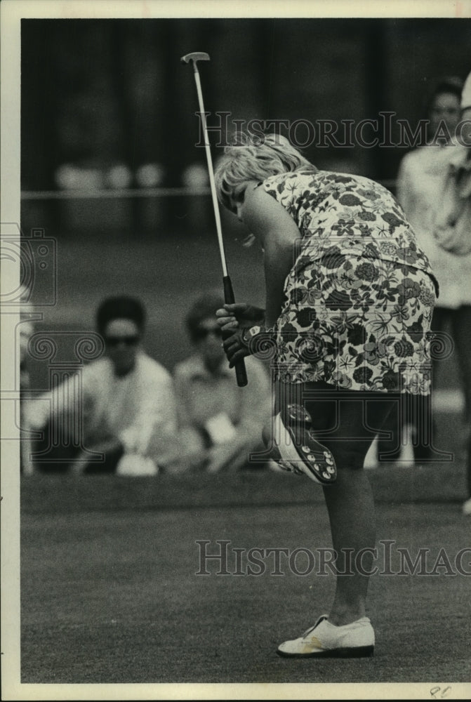 1972 Press Photo Golfer Sandra Elliott tries to guide ball for birdie on #6.- Historic Images