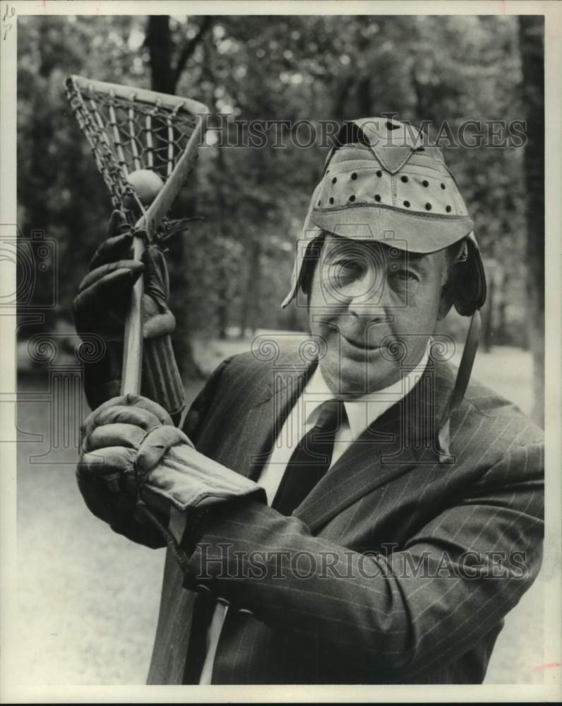 1971 Press Photo Lynn Elliott Sr. holds a lacrosse stick and ball - hcs04416- Historic Images