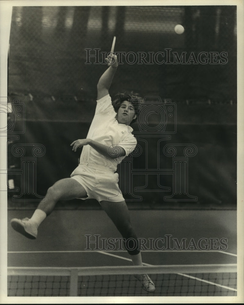 1970 Press Photo Rice University tennis player Zan Guerry leaps to hit forehand- Historic Images