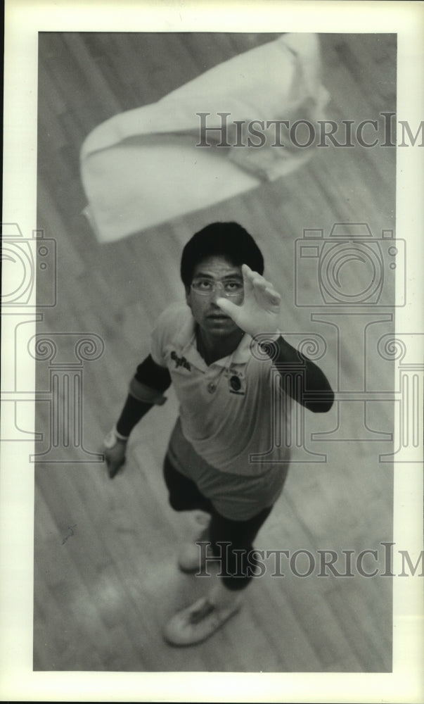 1986 Press Photo Handball player Alvarado catches towel during semi-final break.- Historic Images