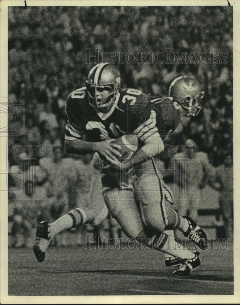 1971 Press Photo Rice University quarterback Bruce Gadd hands ball off.- Historic Images