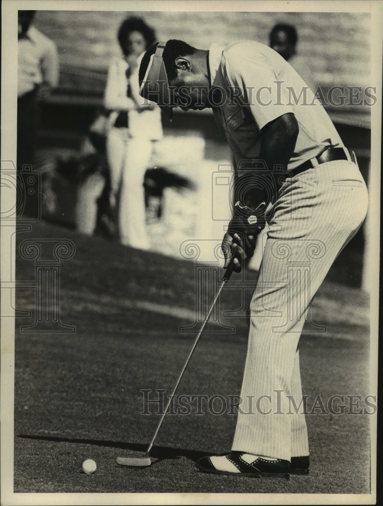 1973 Press Photo Professional Golfer Lee Elder putts on the green. - hcs04632- Historic Images