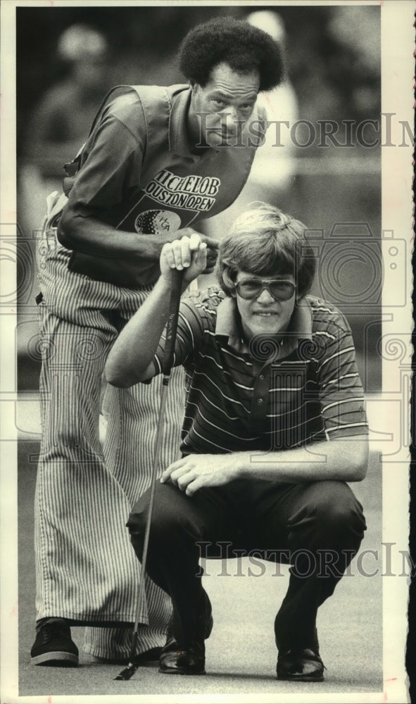 Press Photo Pro Golfer Skip Dunaway gets advice from his caddy prior to putt.- Historic Images