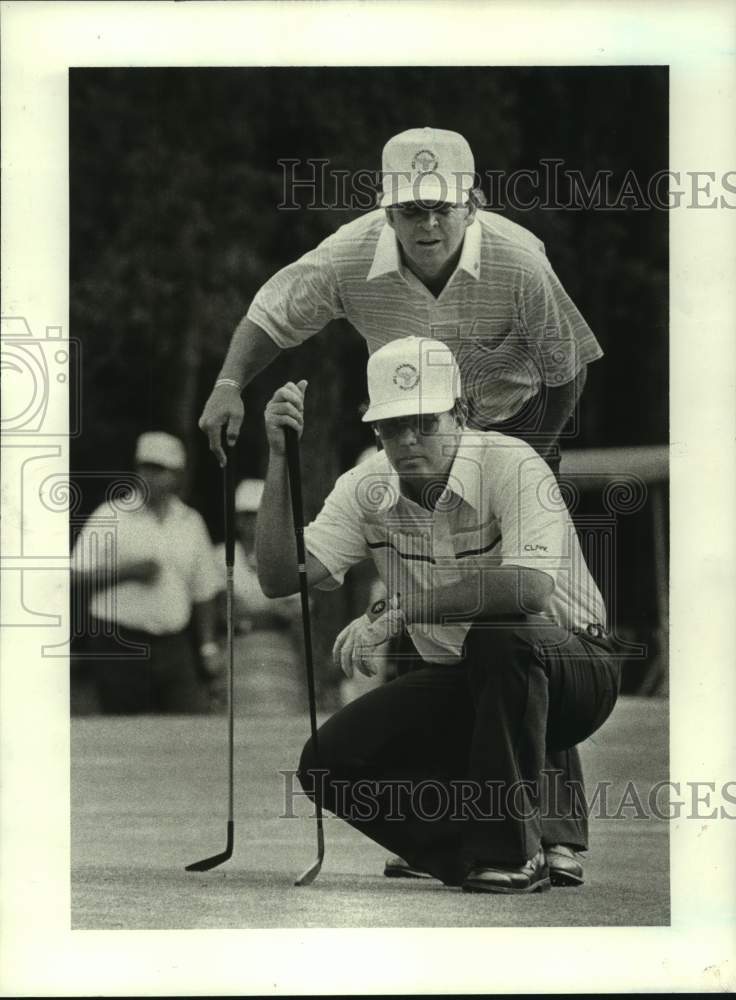 1982 Press Photo Richard Ellis &amp; Butch Links survey birdie putt at Champions Cup- Historic Images