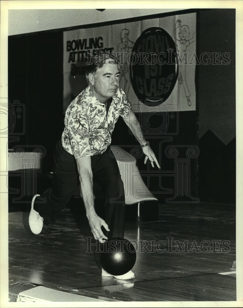 1979 Press Photo Professional bowler Don Ellis shows he is still in good form.- Historic Images