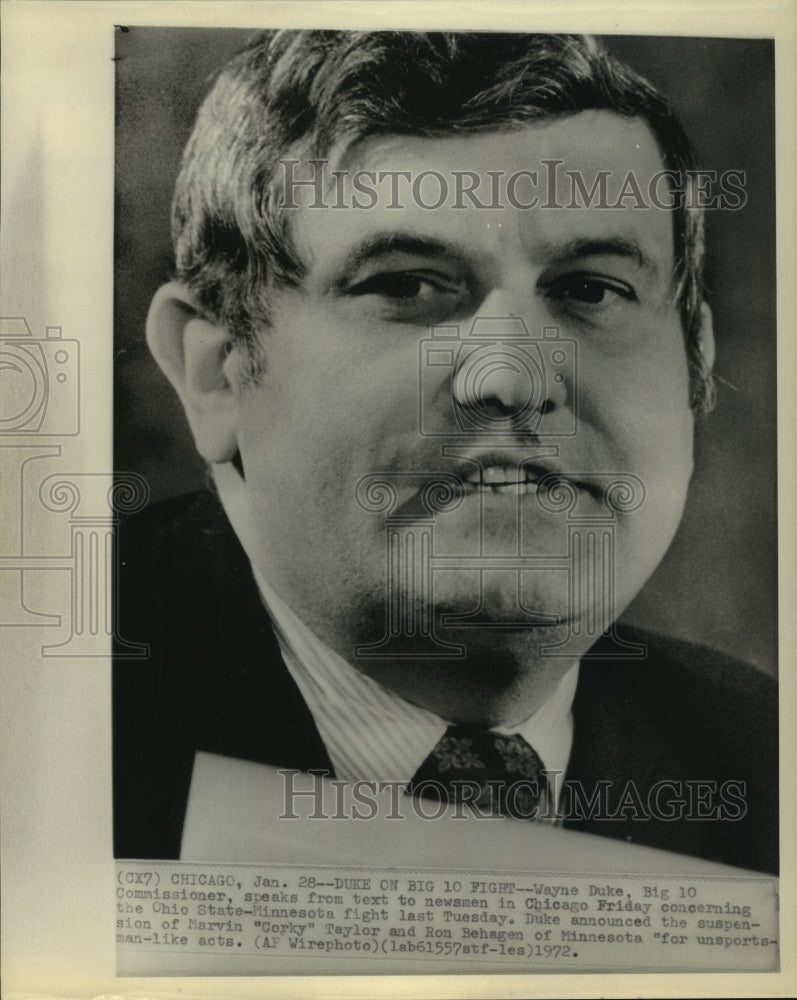 1972 Press Photo Big 10 Conference Commissioner Wayne Duke announces suspensions- Historic Images