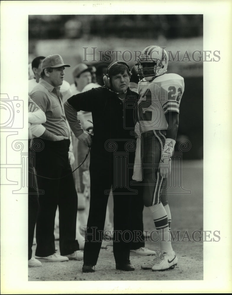 1988 Press Photo Houston Oilers&#39; coach Jerry Glanville talks to Kenny Johnson- Historic Images